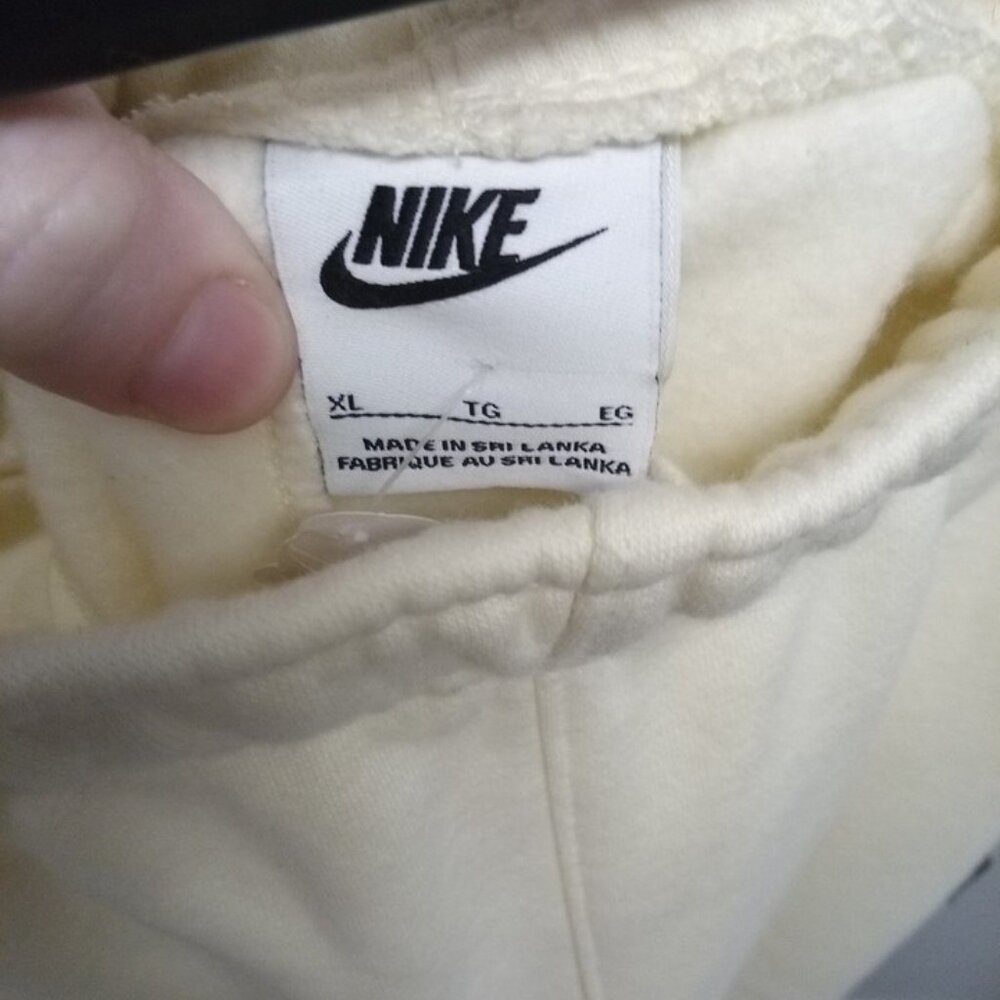 Nike Club Fleece Men's Size XL Logo Patch Coconut Cream Joggers New - Picture 10 of 10